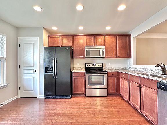 4th image of 100 Stratford Lakes Dr #370
