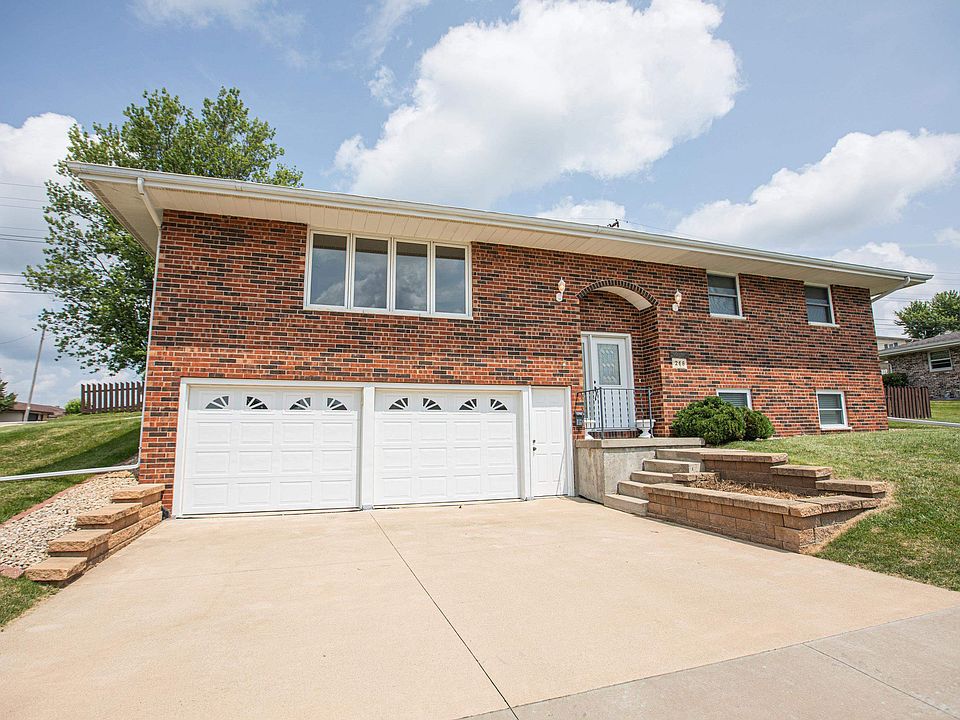 1st image of 266 Rosalyn Ave