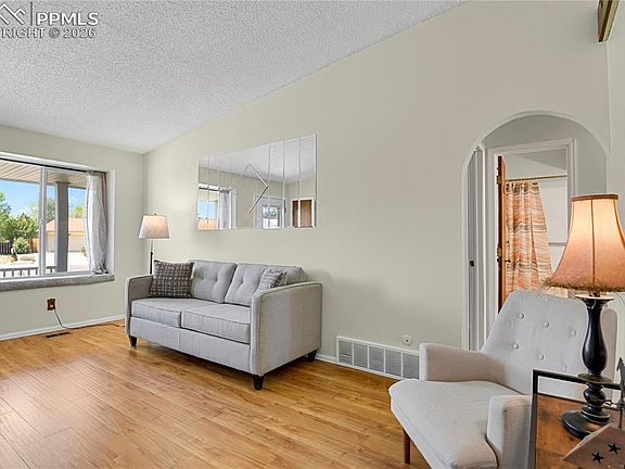 4th image of 735 Badger Dr