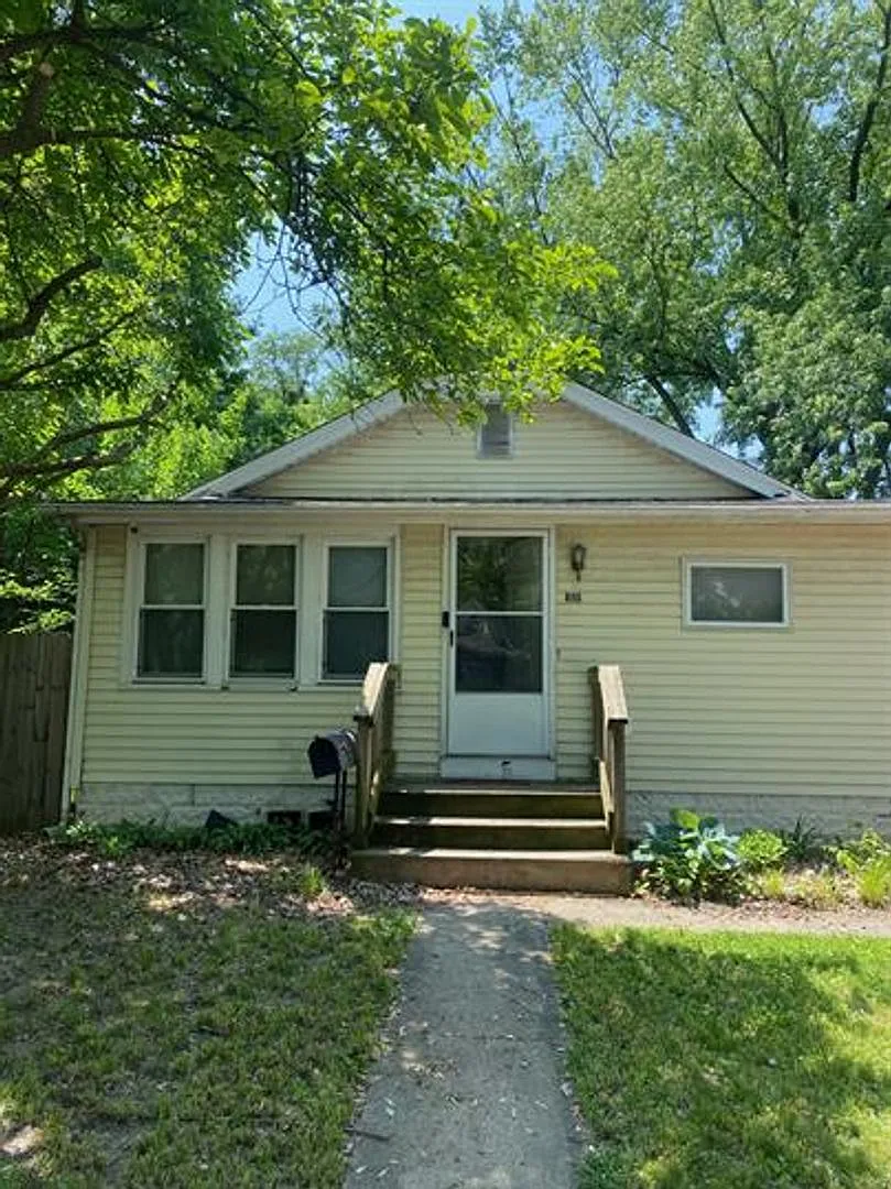 805 N Busey — Photo 1