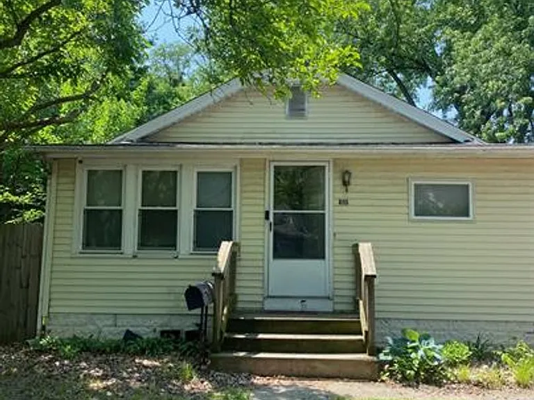 805 N Busey Ave — Photo 1