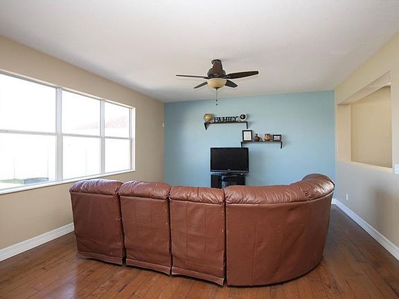 4th image of 2262 Geneva Dr