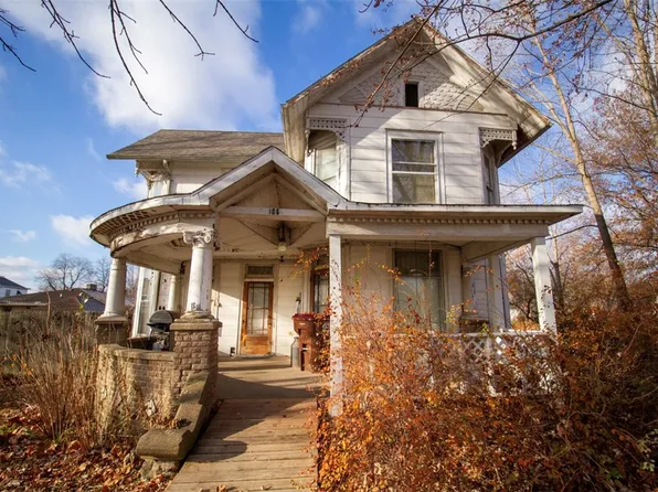 105 N York St, Martinsville, IL 62442