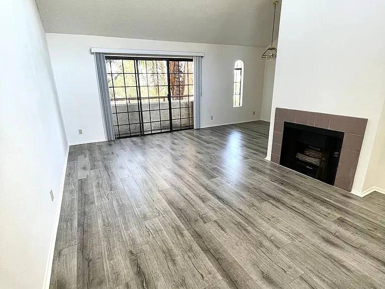 10737 La Grange Ave — Photo 2
