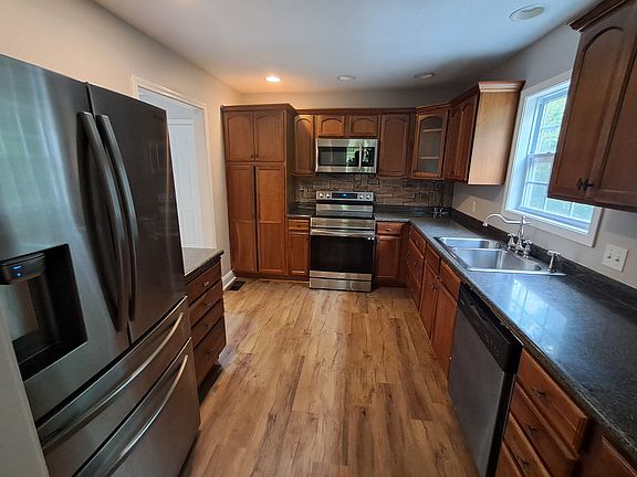 3rd image of 652 Chris Haven Dr