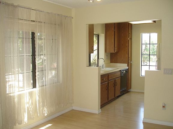 Kitchen & Dining Area w/ Lots of Windows & Lots of Light!