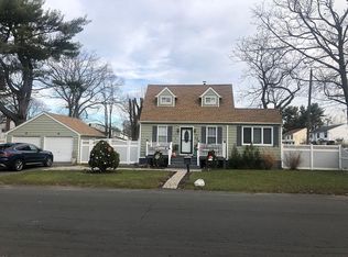 47 Centerwood St, West Babylon, NY 11704