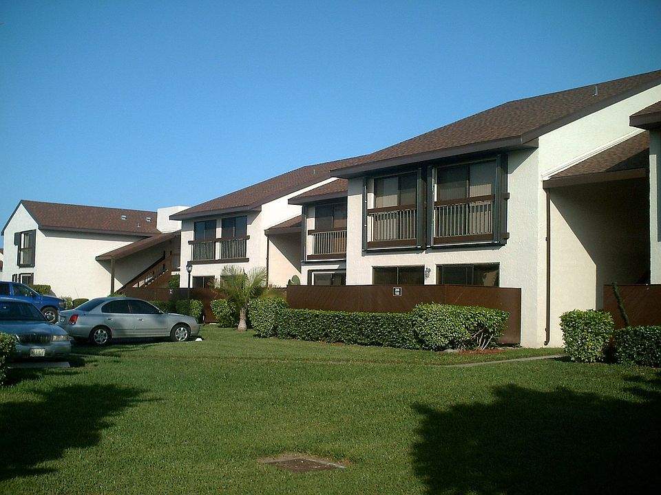 Front (unit on bottom w/fenced patio)