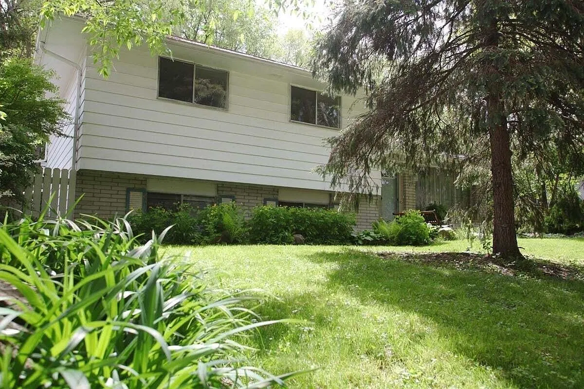 3 bed, 2.0 bath, 1918 sqft, $2,600 — Photo 2