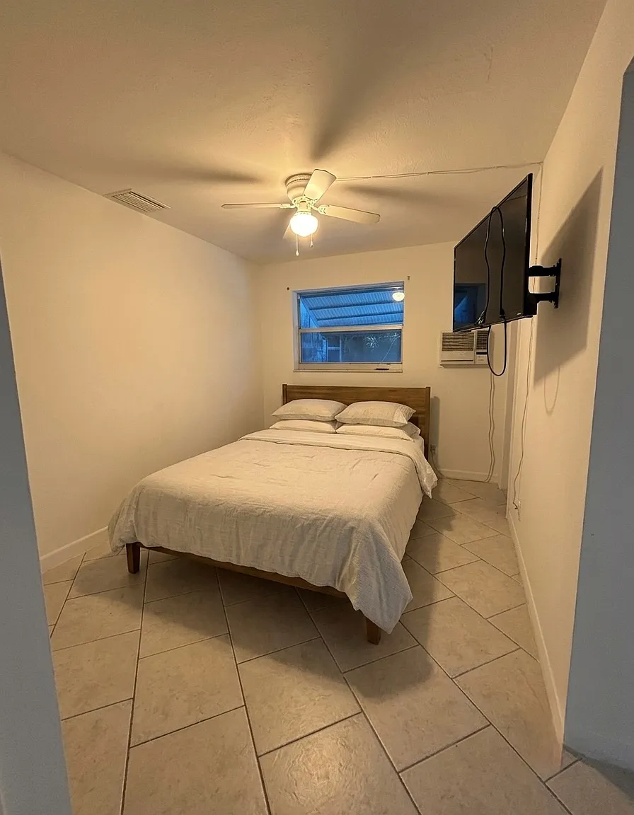 Studio, 250 sqft, $1,250 — Photo 1