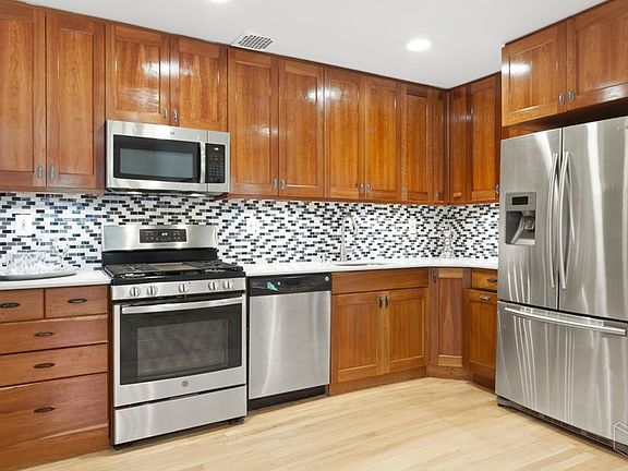 3rd image of 426 13th St APT 1A