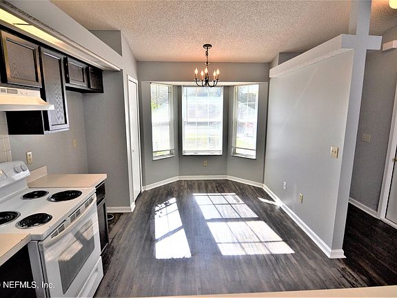 3rd image of 2938 Russell Oaks Dr