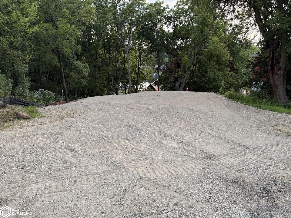 2nd image of 1300 Holiday Ln