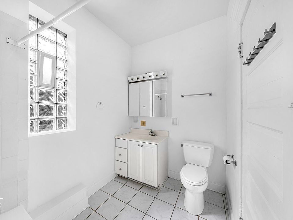 1st image of 3628 N Janssen Ave APT 3