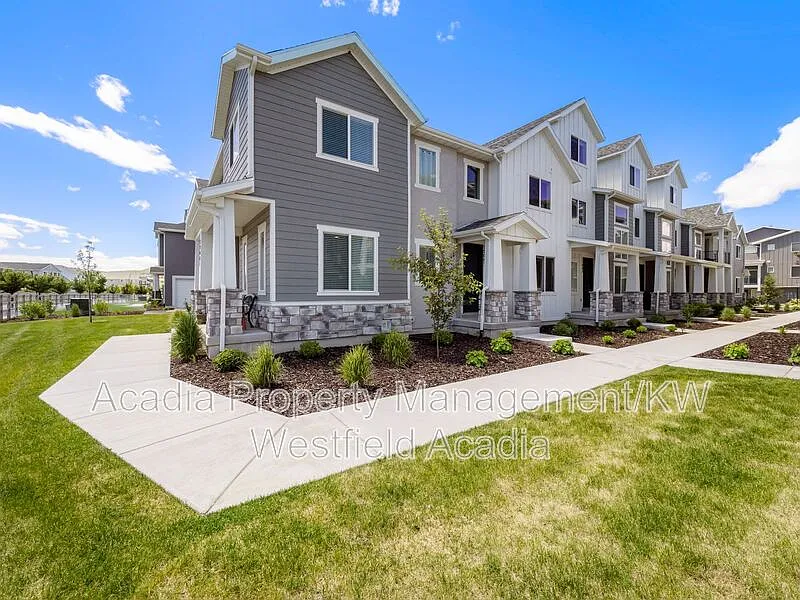 3 bed, 2.5 bath, 2237 sqft, $2,299 — Photo 3