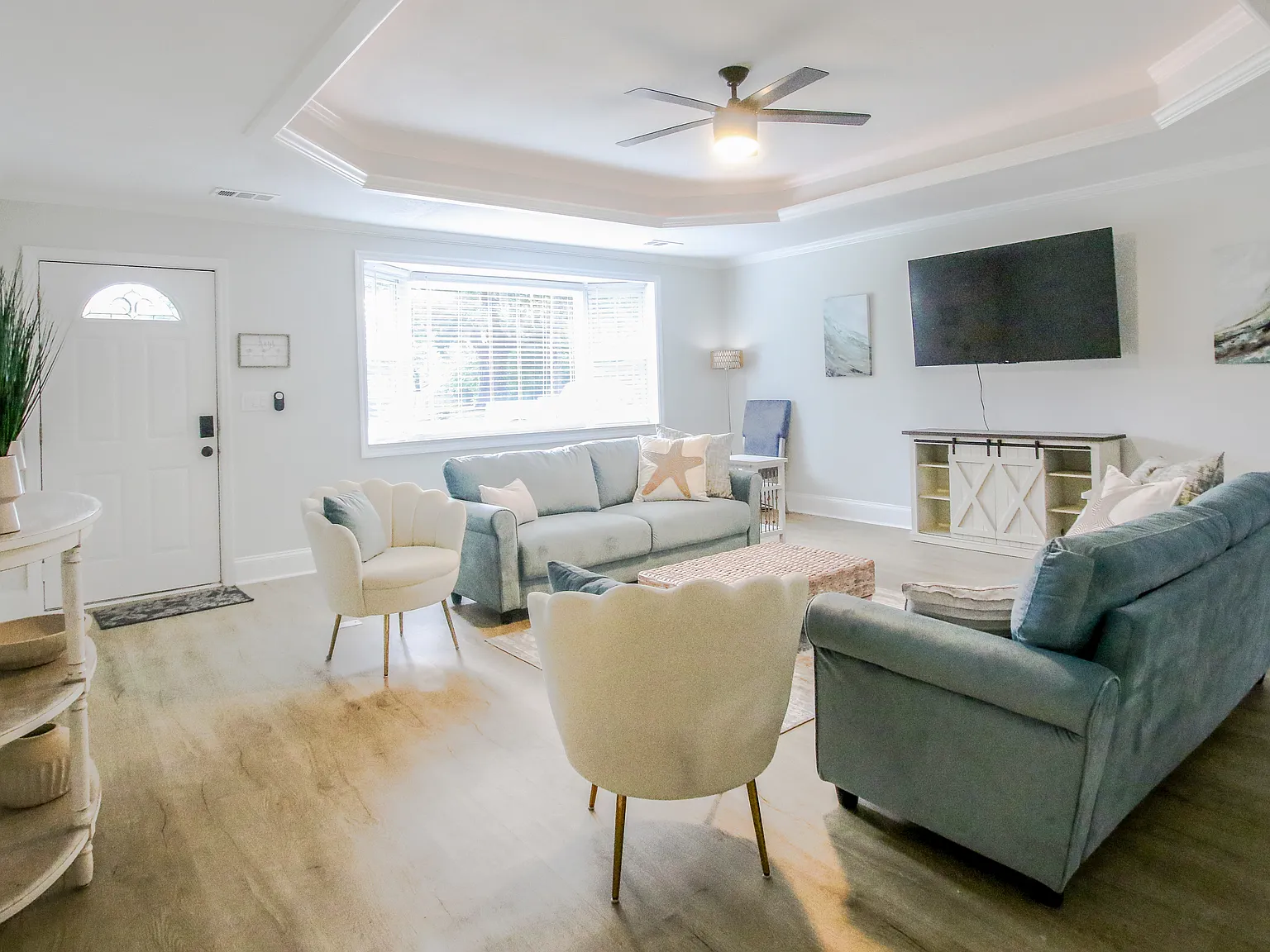 5 bed, 2.5 bath, 2644 sqft, $5,975 — Photo 2