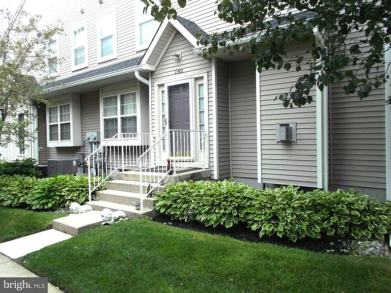 1301 Coventry Way — Photo 2
