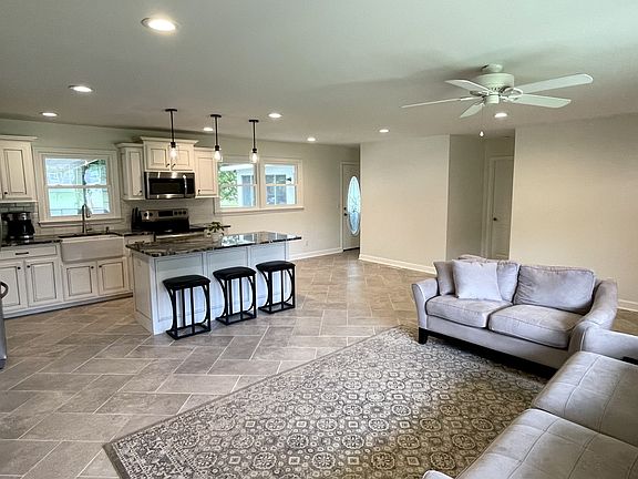 3rd image of 122 Burrum Dr