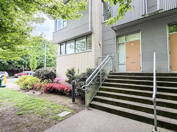 390 E 11th Ave, Vancouver, BC V5T 4V9