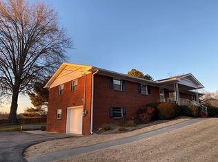 1146 Cresthill Dr, Louisville, TN 37777