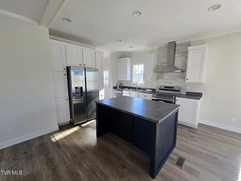 2208 Oak St — Photo 4