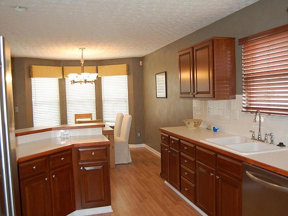 3rd image of 2092 Castlebrook Dr