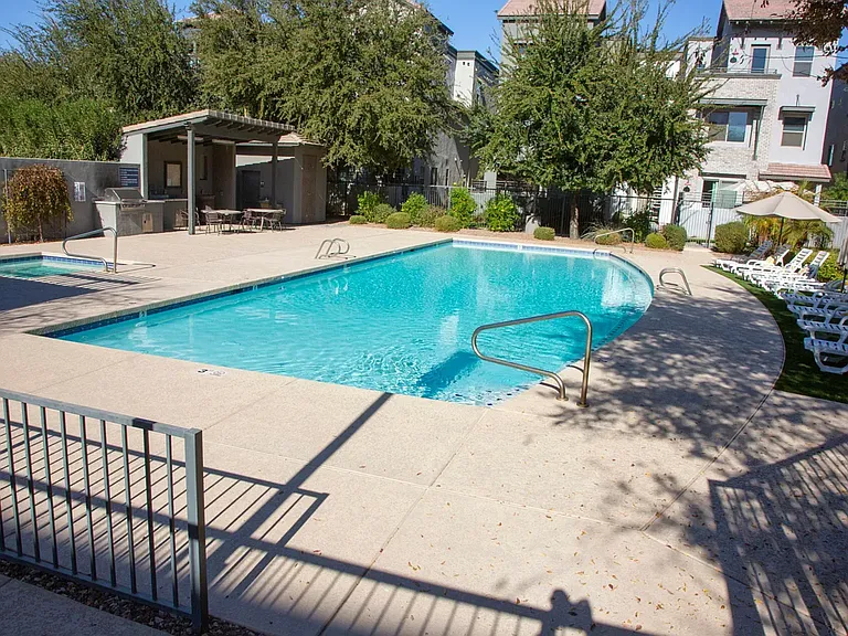All season Pool and Hot tube + bbq area