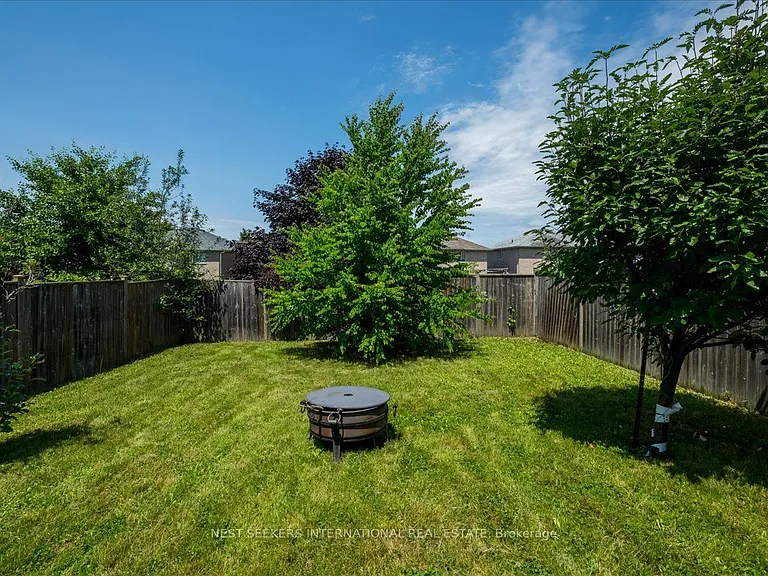 116 Courtney Cres #LOWER LEVEL — Photo 13