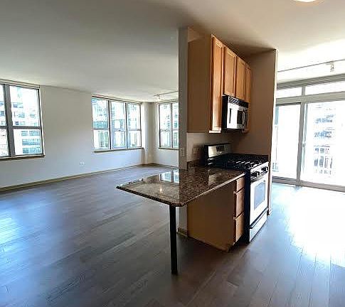 2nd image of 125 S Jefferson St #907K