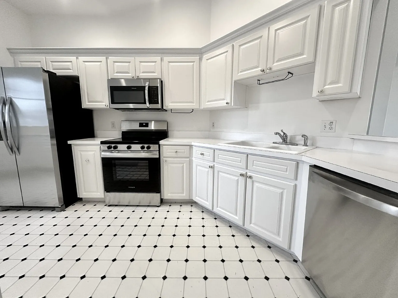 3 bed, 2.0 bath, 1349 sqft, $2,200 — Photo 4