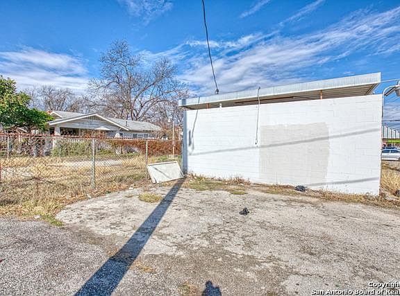 5th image of 1205 West Ave