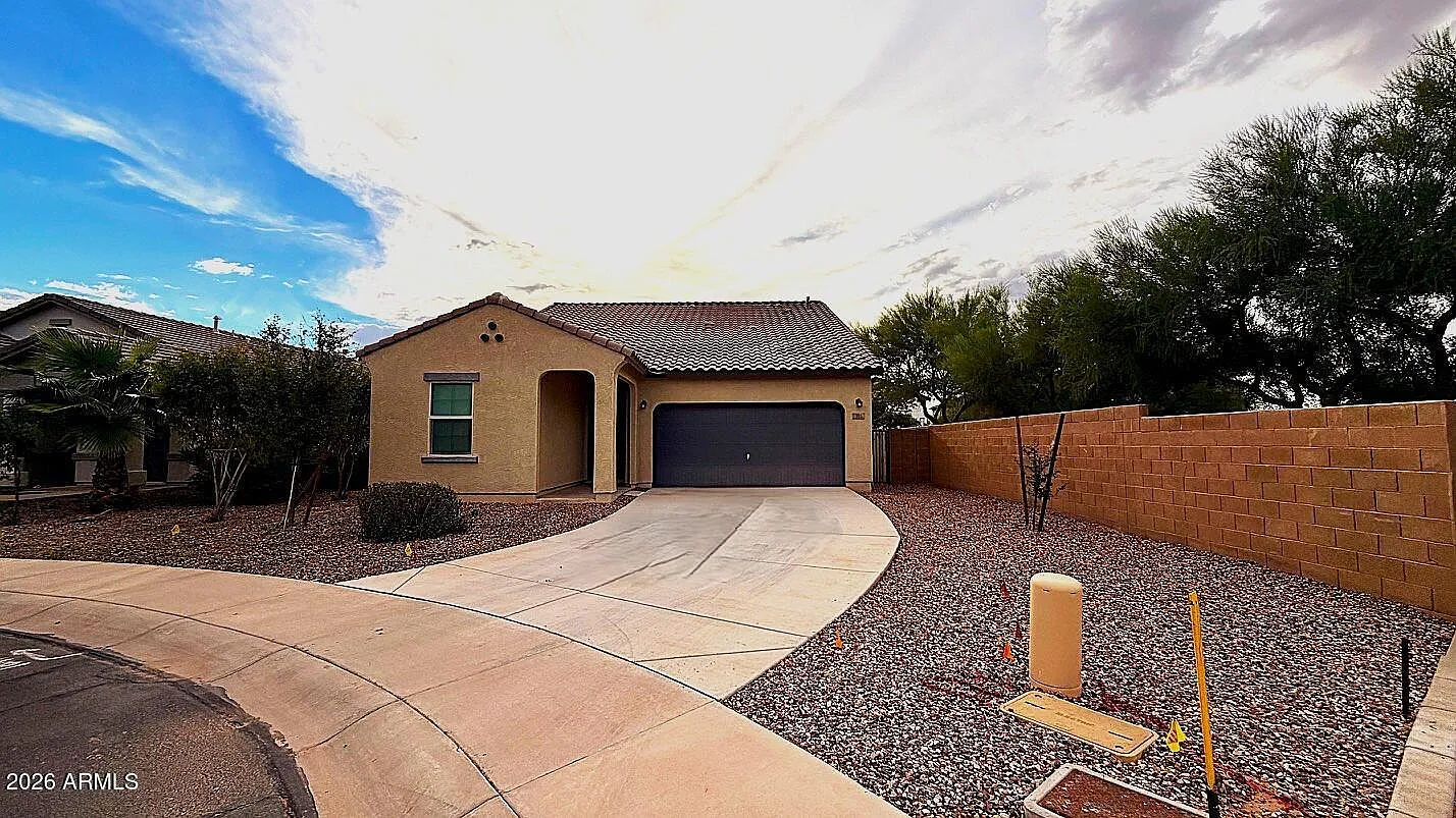 3 bed, 2.0 bath, 1665 sqft, $1,749 — Photo 2