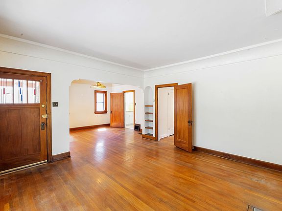 4th image of 854 E Wilshire Pl