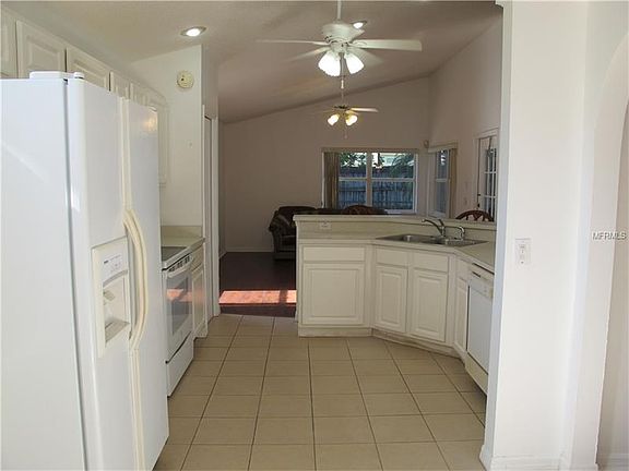 5th image of 936 N Lake Claire Cir