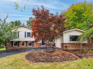 29967 Ravenscroft St, Farmington, MI 48331