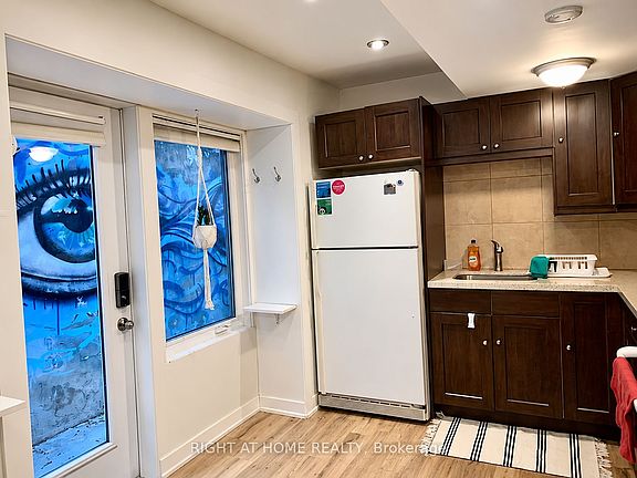 5th image of 79 Niagara St
