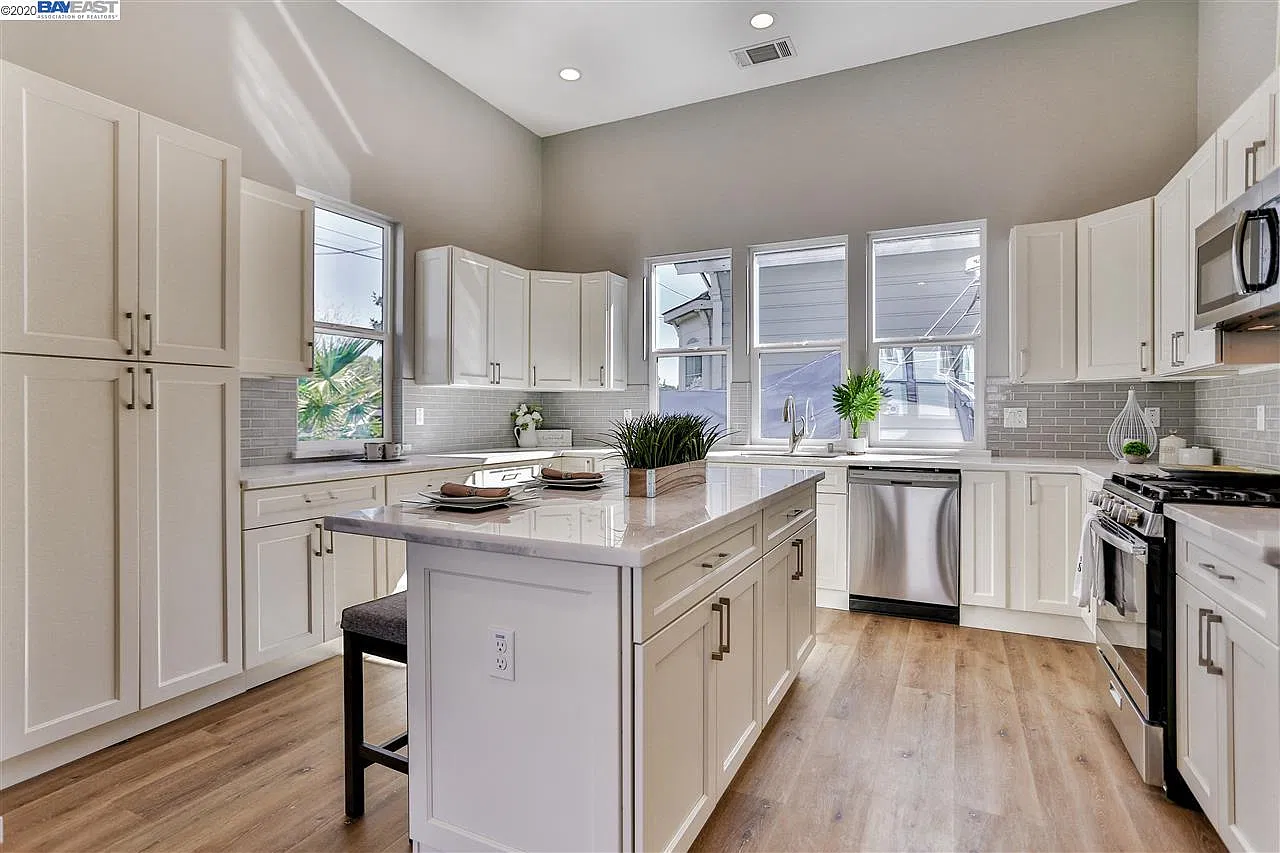 4 bed, 1702 sqft, $4,450 — Photo 3