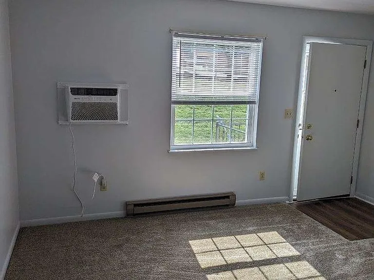 191 Rockingham Dr E — Photo 2