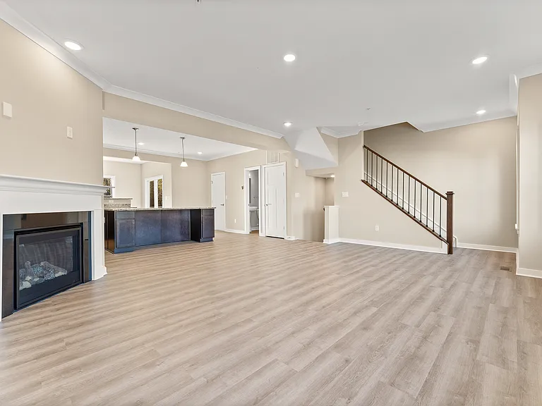 705 Ravenshire Ct — Photo 4