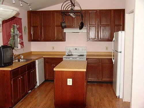 Cathedral Ceiling Eat-In Kitchen