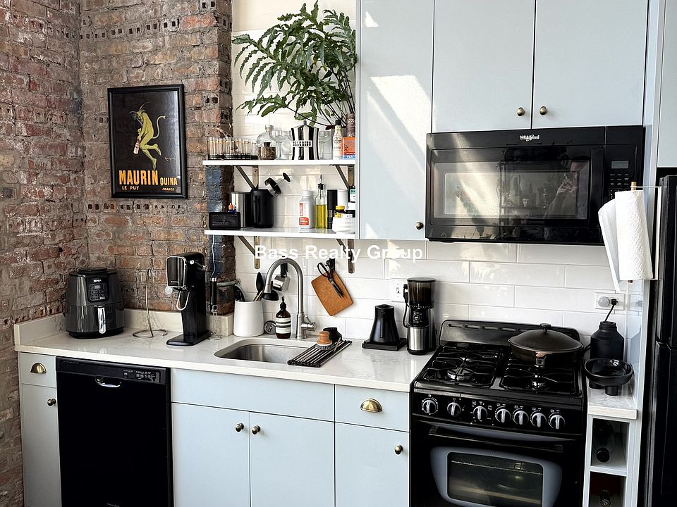 1st image of 5021 N Kenmore Ave #303