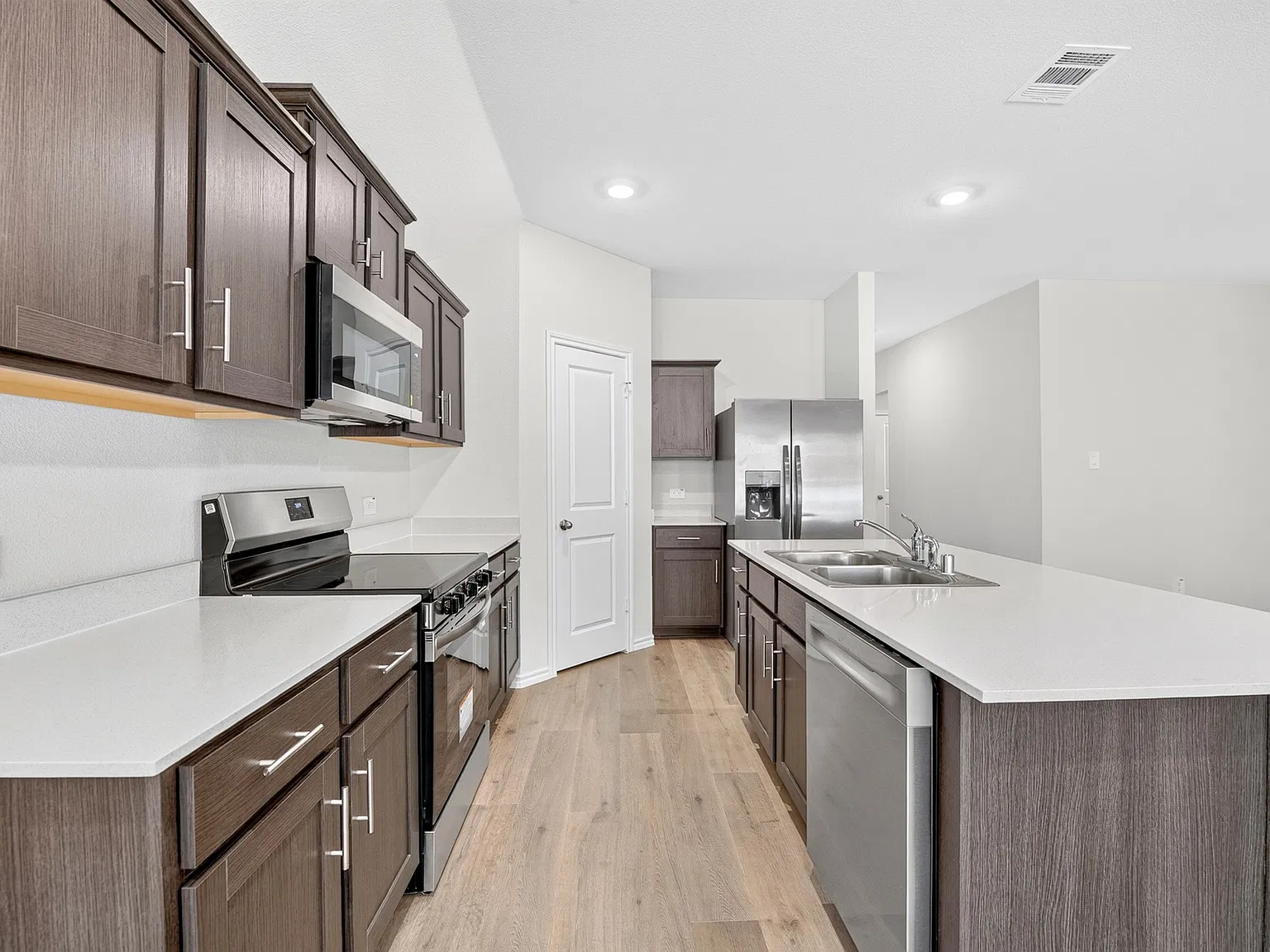 4 bed, 1727 sqft, $1,995 — Photo 3