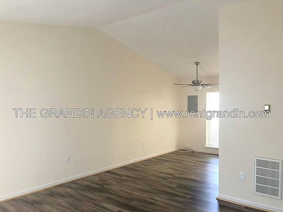5th image of 928 Kyle Ave NE