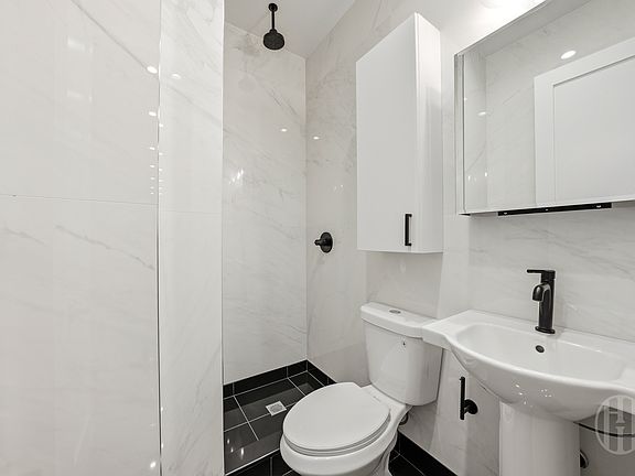 4th image of 558 3rd Ave Unit 1A