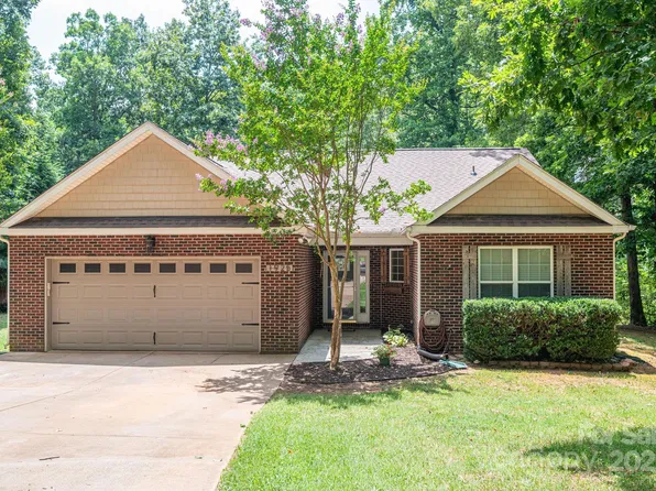 1925 Cameron Heights Cir, Denver, NC 28037