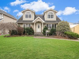 1 N Zoranne Dr, Farmingdale, NY 11735