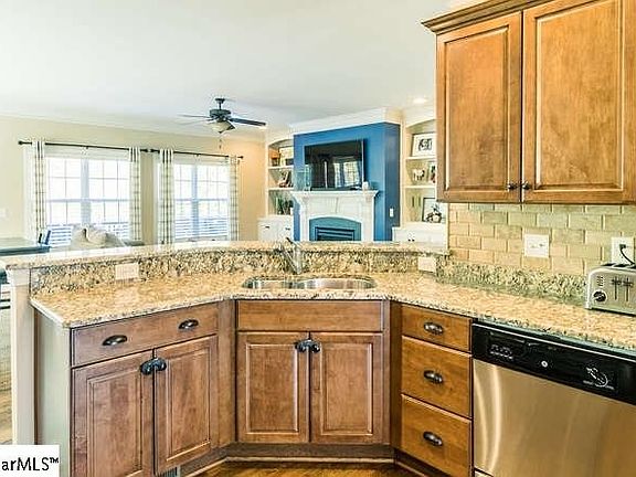 5th image of 221 Bergen Ln
