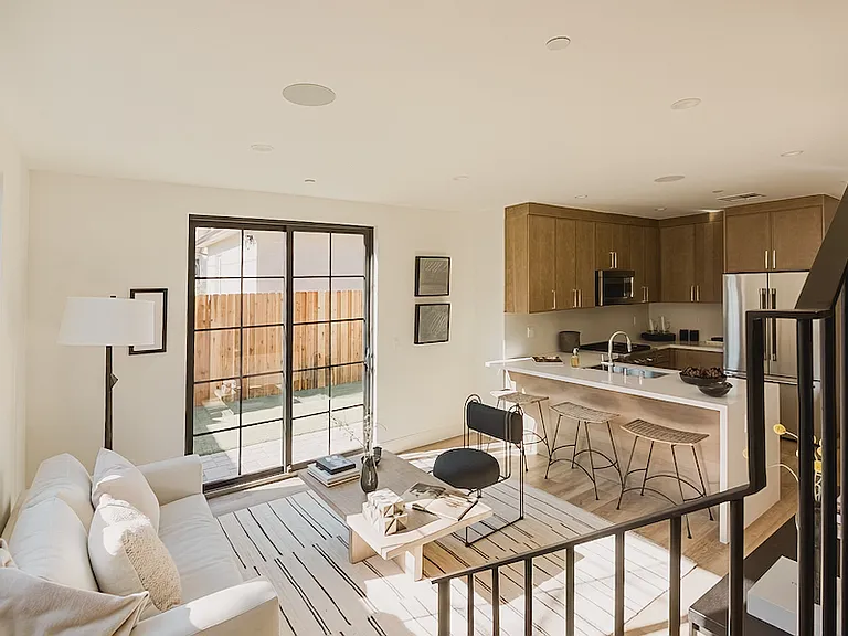 11024 Hortense St — Photo 7