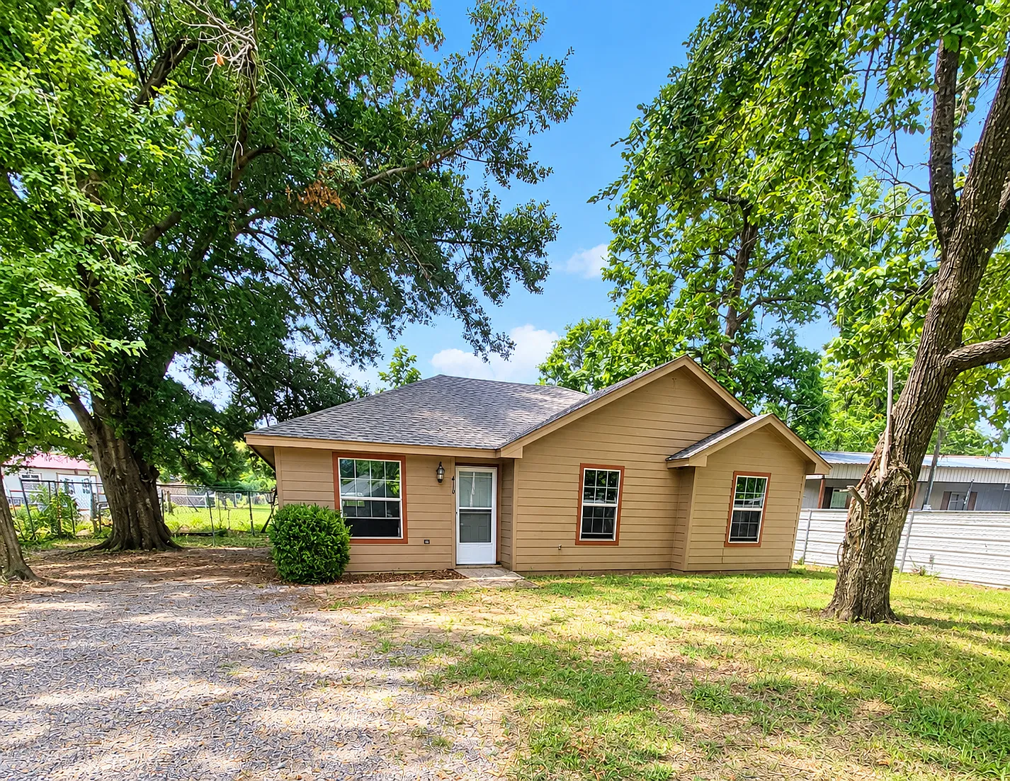 3 bed, 1100 sqft, $1,350 — Photo 1