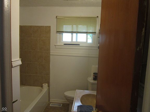 4th image of 3950 N Arlington Ave